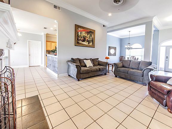 3rd image of 402 Sugar Plum St
