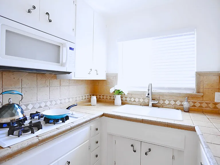 Now Leasing! Gorgeous 1-Bedroom At 216 S. Gale Dr Beverly Hills, Ca 90211 — Photo 12