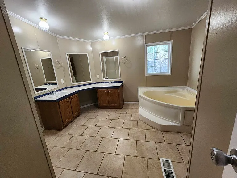 922 Ashwood St — Photo 35