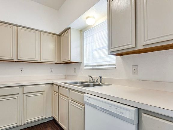 5th image of 1108 Holly St #1110