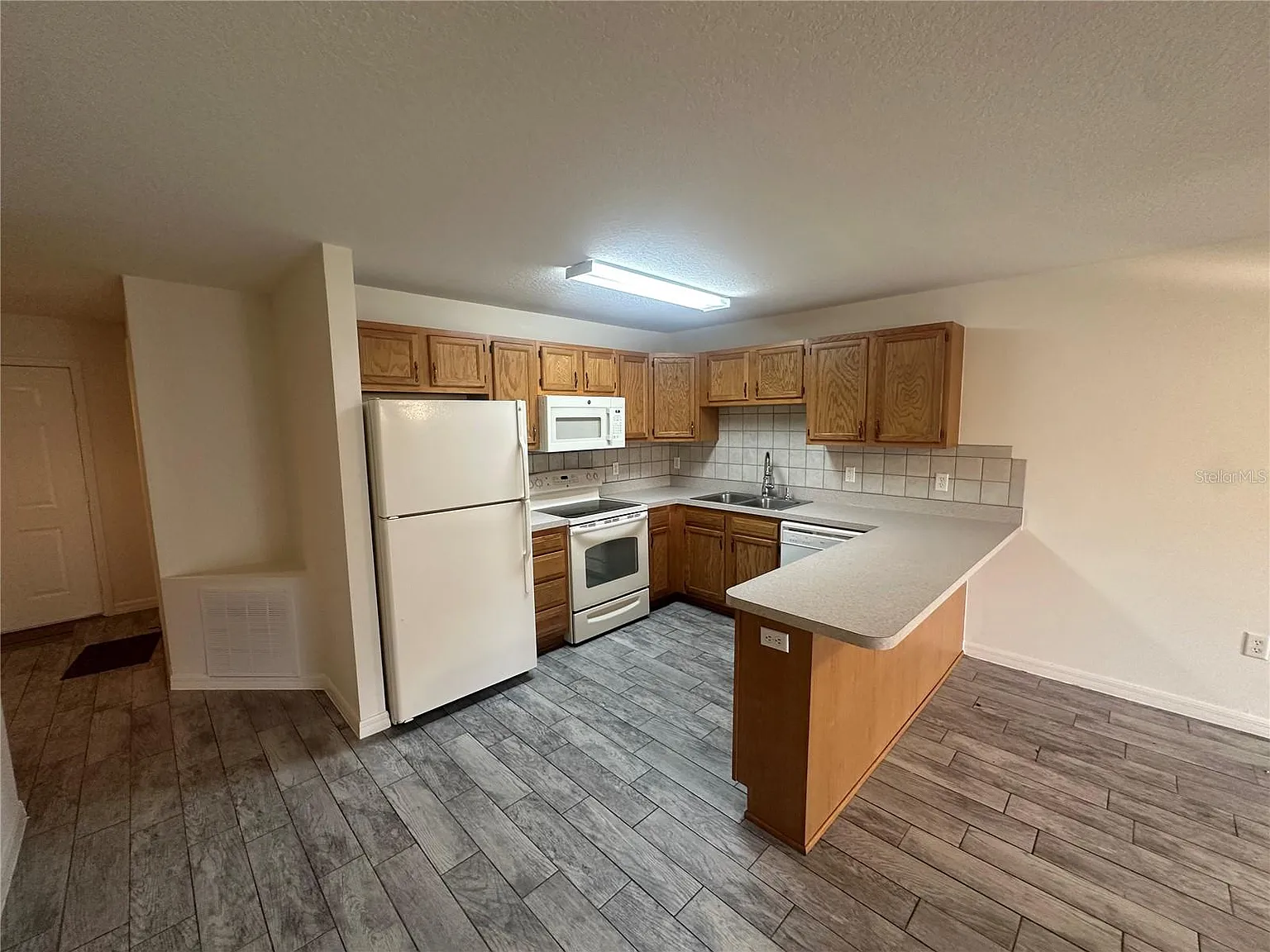 2 bed, 1040 sqft, $1,595 — Photo 2