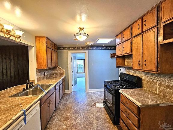 3rd image of 5903 Sewell St
