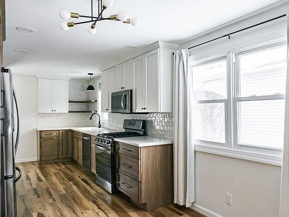 4th image of 208 N Boles St