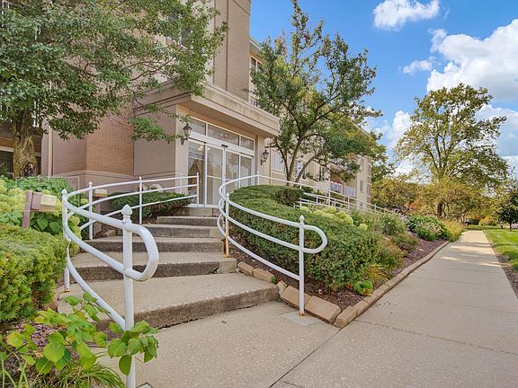3rd image of 440 E Montrose Ave APT 312