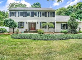 8 Wagner Dr, Rock Tavern, NY 12575