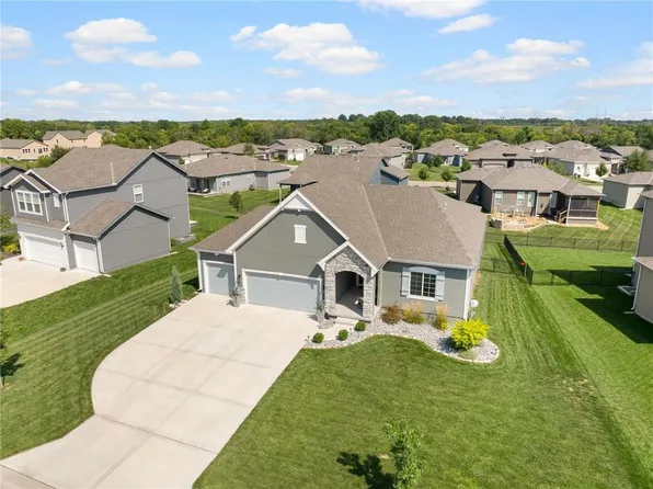 18913 Ocheltree St, Spring Hill, KS 66083