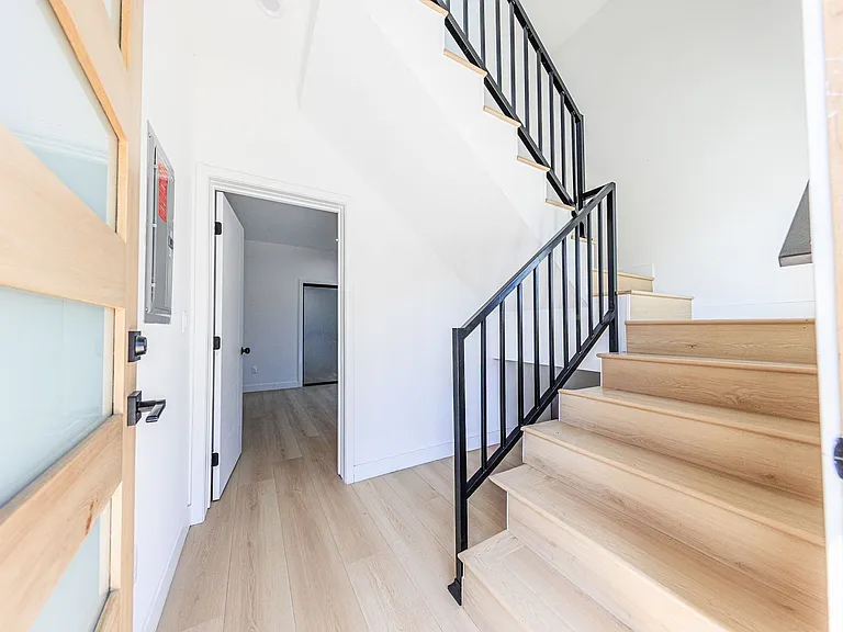 2847 S. Victoria Ave — Photo 15