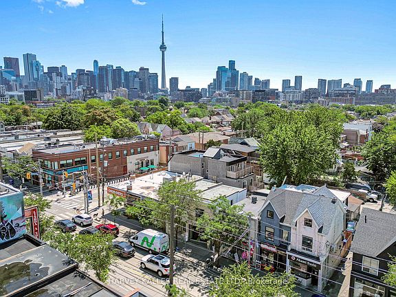 3rd image of 819 Dundas St W