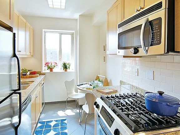 3rd image of 8 Peter Cooper Rd #3H