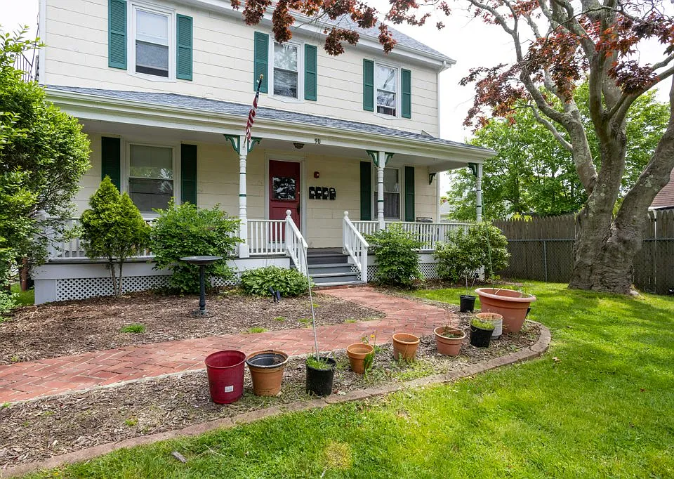 90 Gibbs Ave #1
