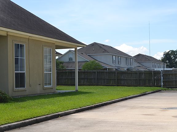 Corner lot - extra parking