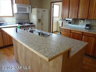 4th image of 318 E Moxee Ave