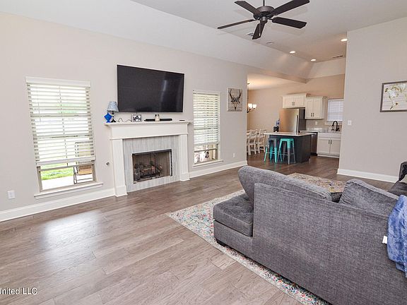 5th image of 104 Cross Creek Dr