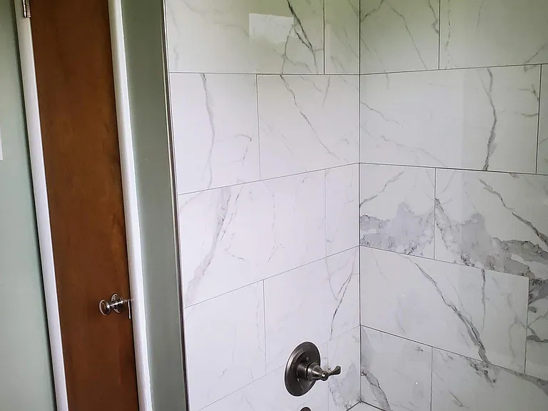 Attractive, modern bath with shower.