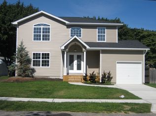 250 Phyllis Dr, Lindenhurst, NY 11757