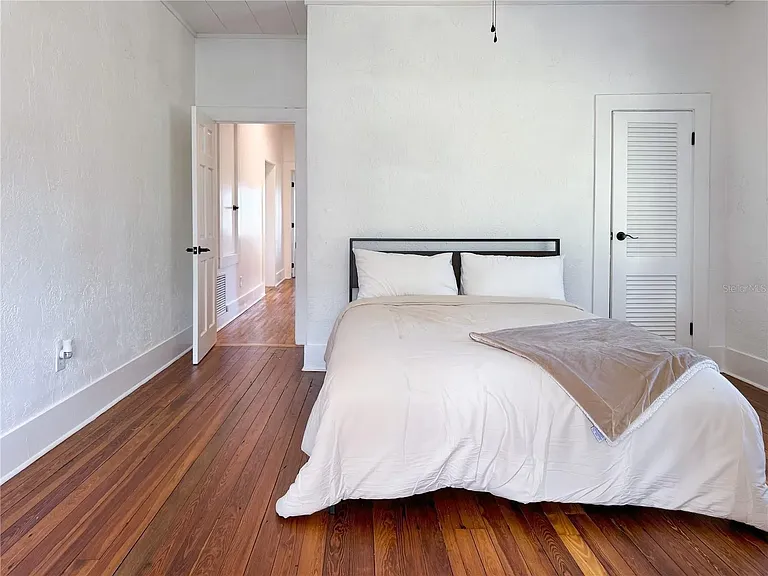 2520 NE 70th St — Photo 13