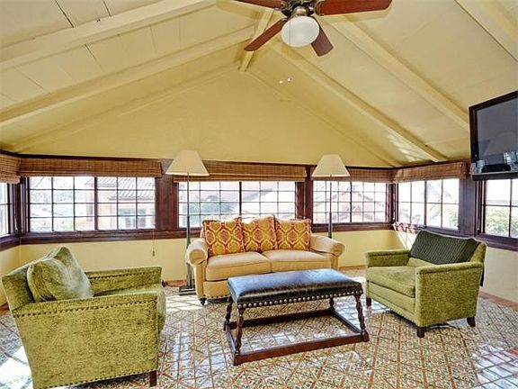 Sun room quest suite