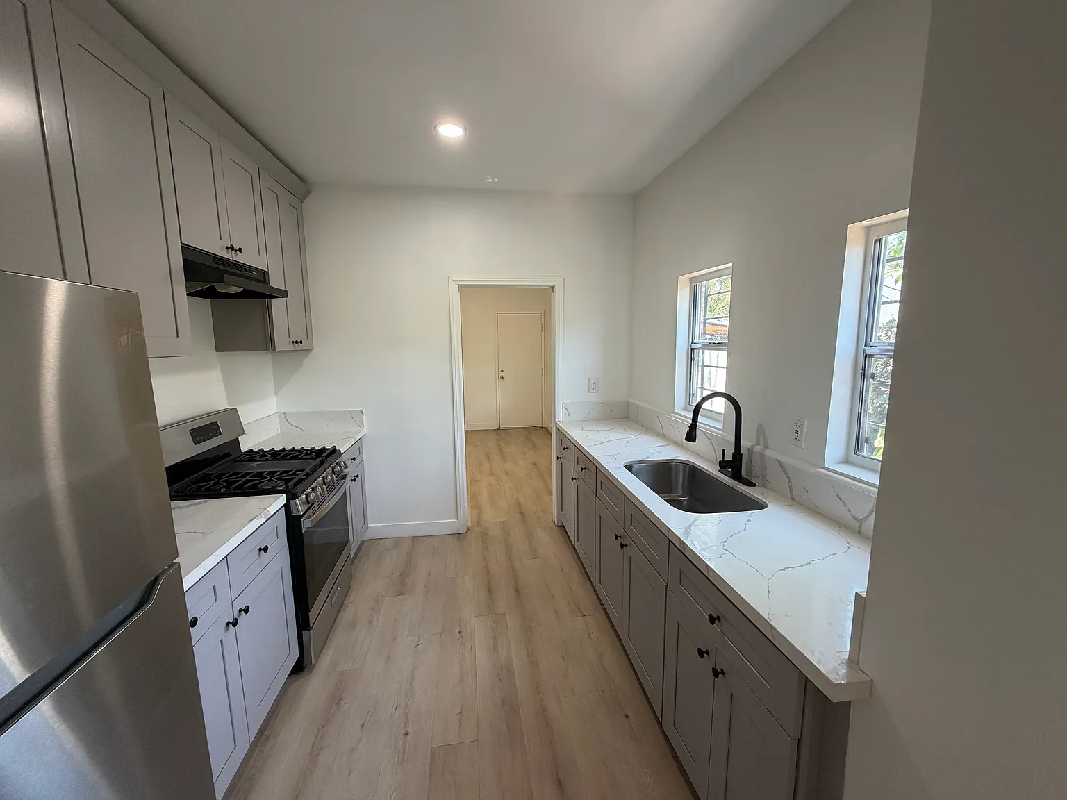 3 bed, 1100 sqft, $3,100 — Photo 1
