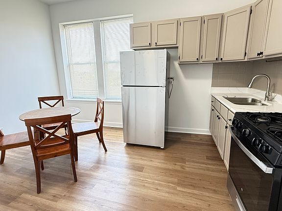 3rd image of 1143 N Rockwell St APT 3R