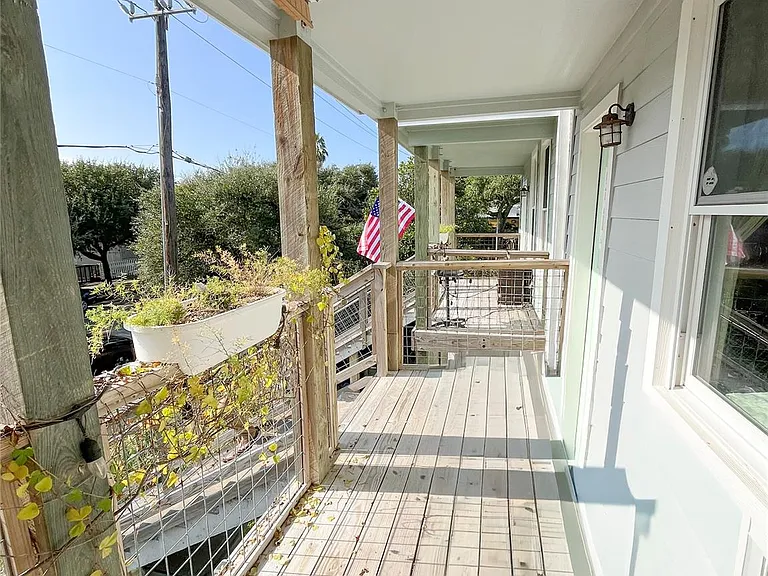 2010 Avenue O 1/2 #UP — Photo 2