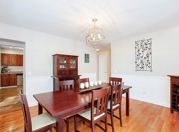 4th image of 220 S Lewis Ave