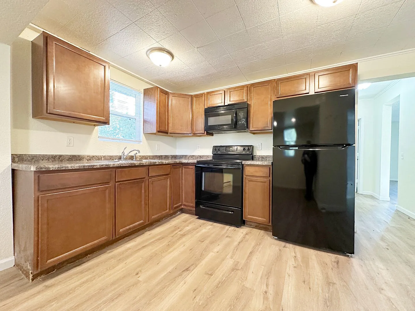 Pet Friendly 3 Bedroom Charmer located behind Corbett Field! — Photo 2