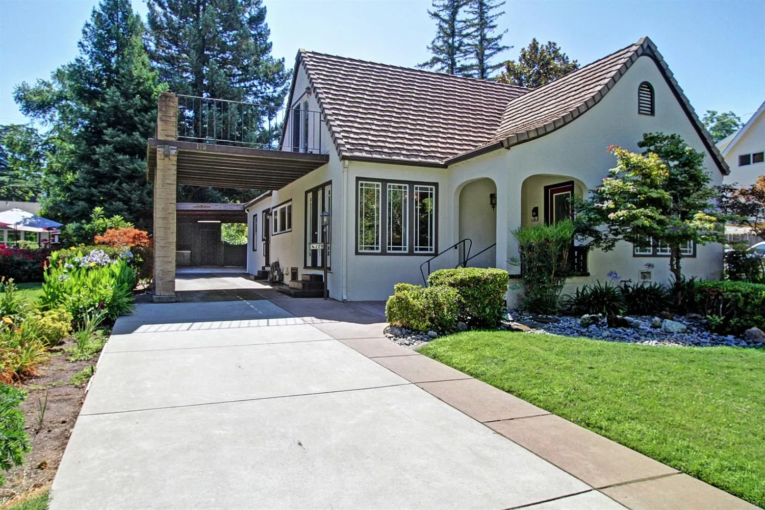 179 Park Dr photo 1