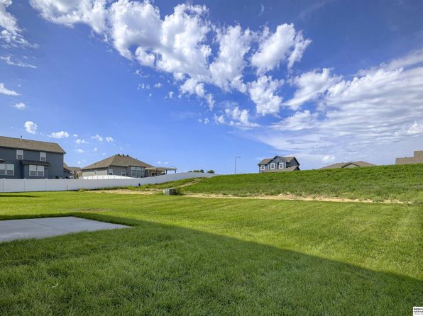 12110 Quail Dr, Bellevue, NE 68123