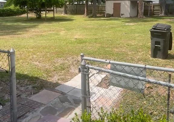 5th image of 305 SE Polk Ln
