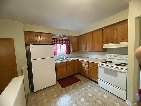 4th image of 210 Hubbard St