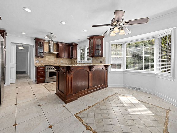 5th image of 6342 Martin Dr