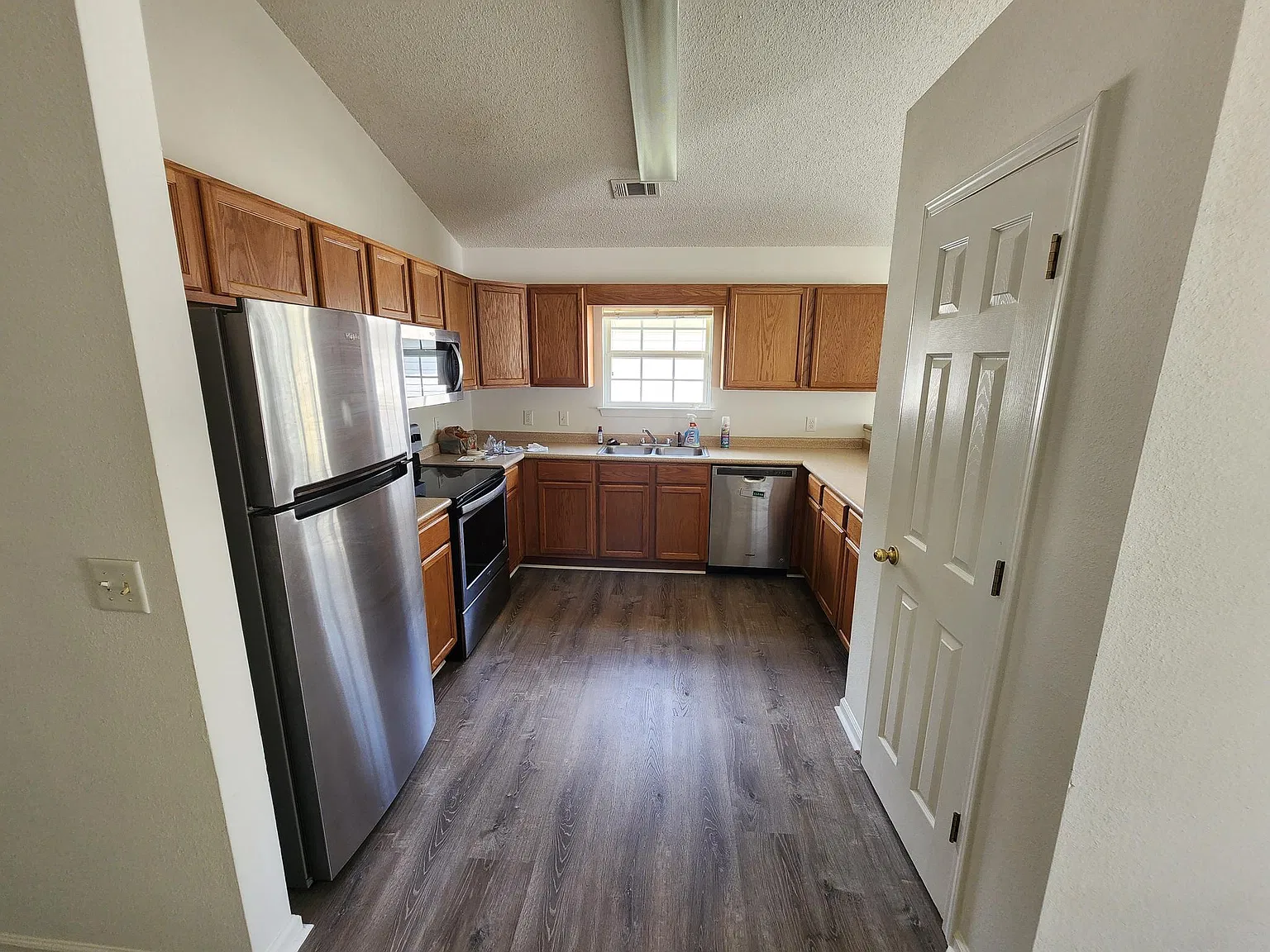 3 bed, 1257 sqft, $1,850 — Photo 2