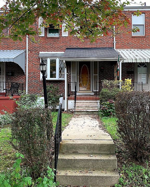 Front yard view from street 