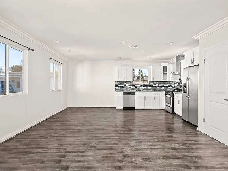 4818 1/2 Saturn St — Photo 3