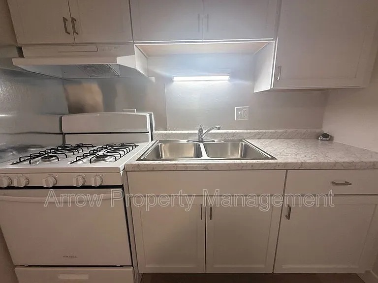 5725 S 34th St — Photo 3