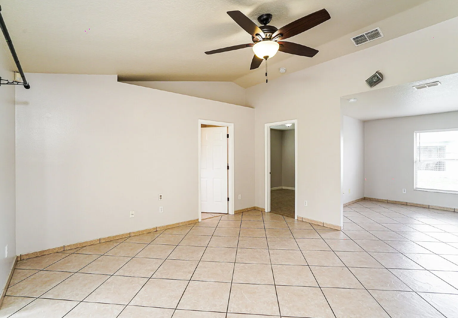 3 bed, 2.0 bath, 1740 sqft, $2,000 — Photo 4
