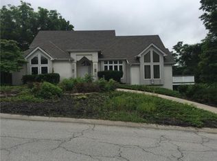 8515 NW Lakeview Dr, Parkville, MO 64152