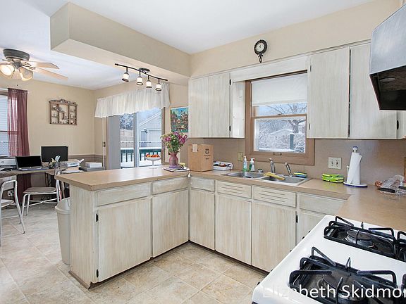 2nd image of 1036 Worcester Dr NE
