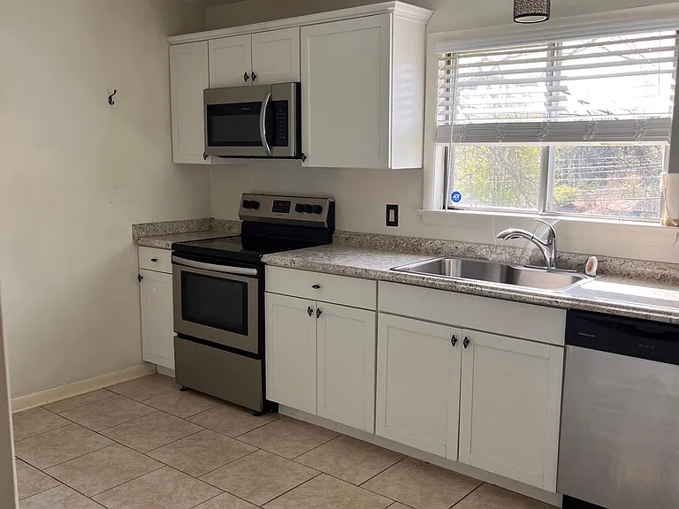 1222 Echo Dr — Photo 2