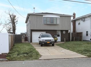 385 E Shore Rd, Lindenhurst, NY 11757