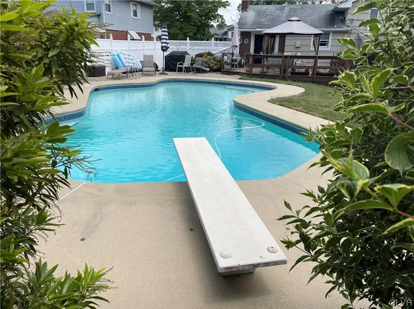 3117 Easthill Dr, Bethlehem, PA 18017