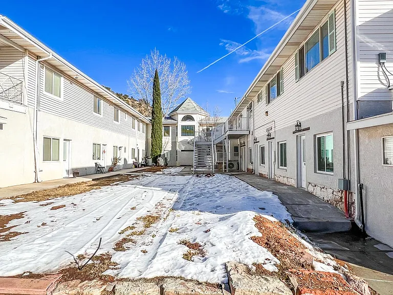1060 N Louis St — Photo 13