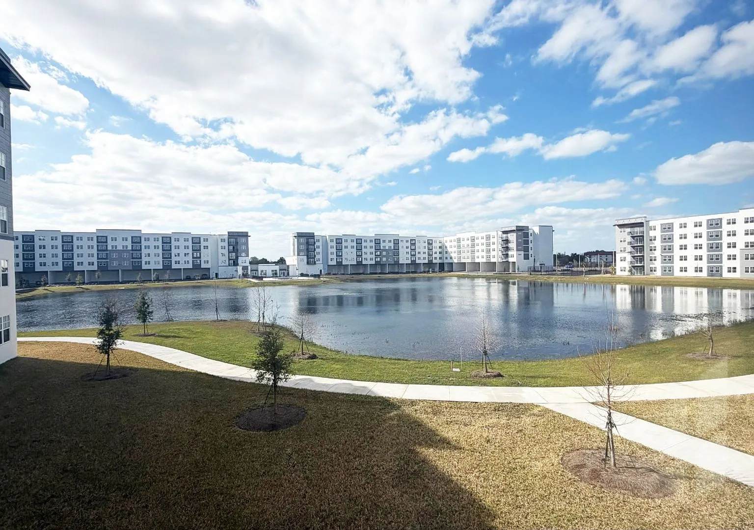 Luxury Condo in Millenia — Photo 2