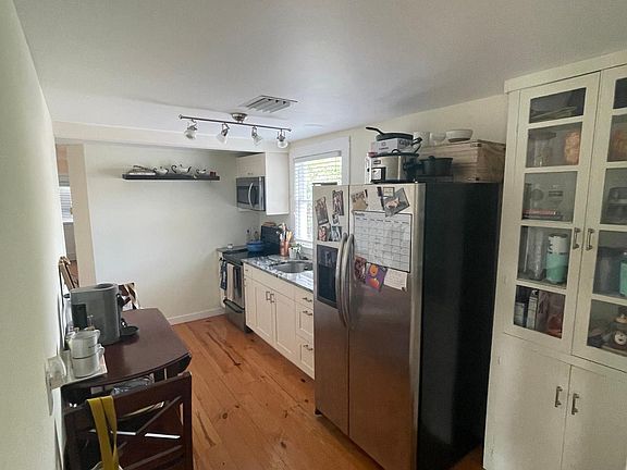 2nd image of 2047 Clifford St