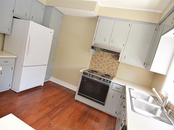 5th image of 541 W 8th St