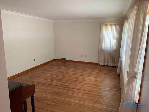 3rd image of 317 Garden Ct
