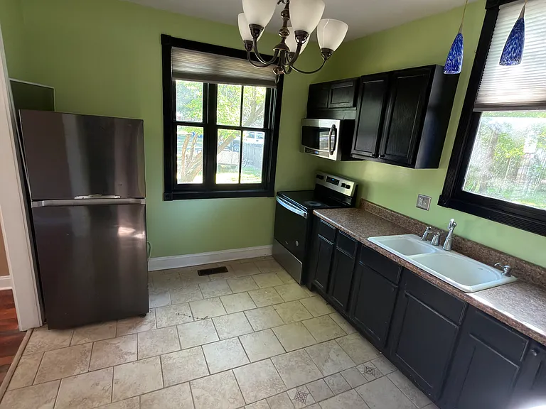 314 N Elm St — Photo 5