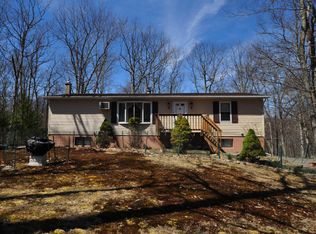 242 Powderhorn Dr, Hawley, PA 18428