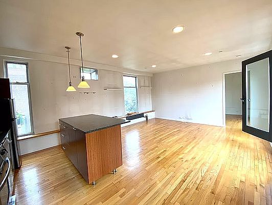 3rd image of 101 W 70th St Penthouse N