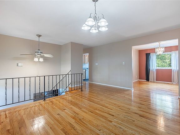 3rd image of 812 Twin Oaks Dr